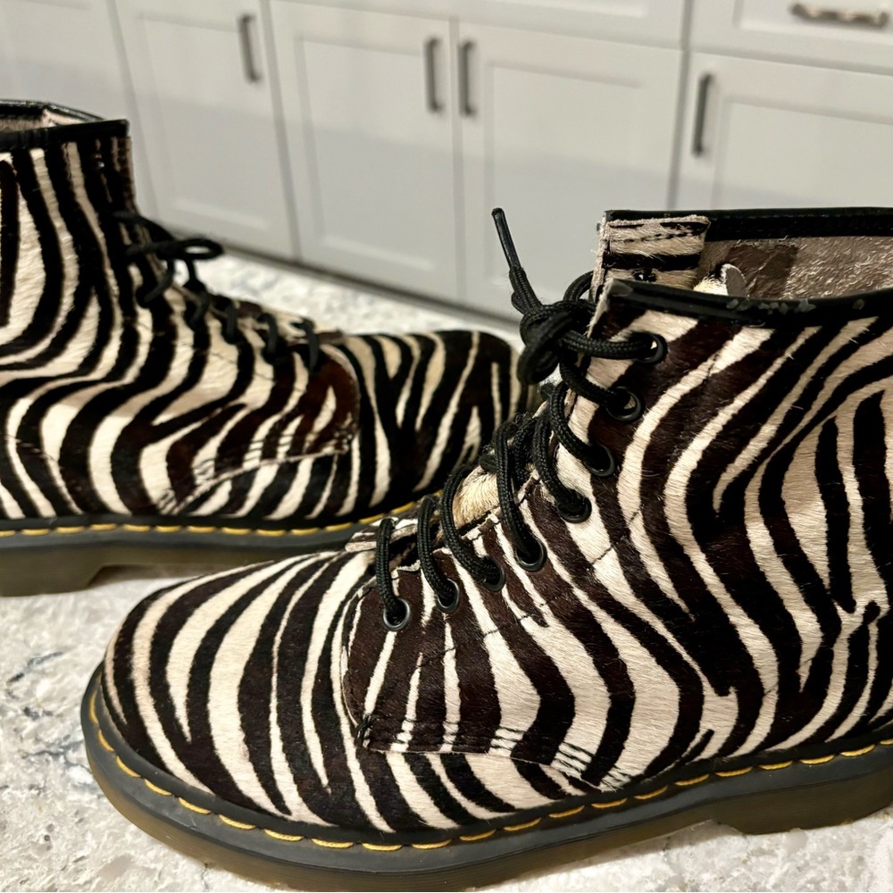 DR. MARTENS Zebra🦓Print REAL fur boots, 9 - Picture 4 of 8